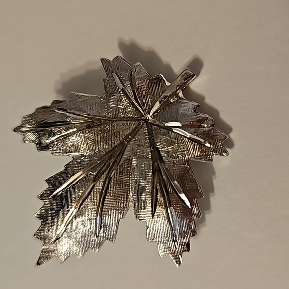 1960s Keyes Canadian Signed Silvertone Leaf Brooch - Picture 3 of 5